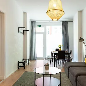  Apartment Freshly Renovated 2br&lr+walk-in Rainshower