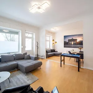  Apartment Massagesessel, King-sized Bed, Billardtisch, 2 Couches